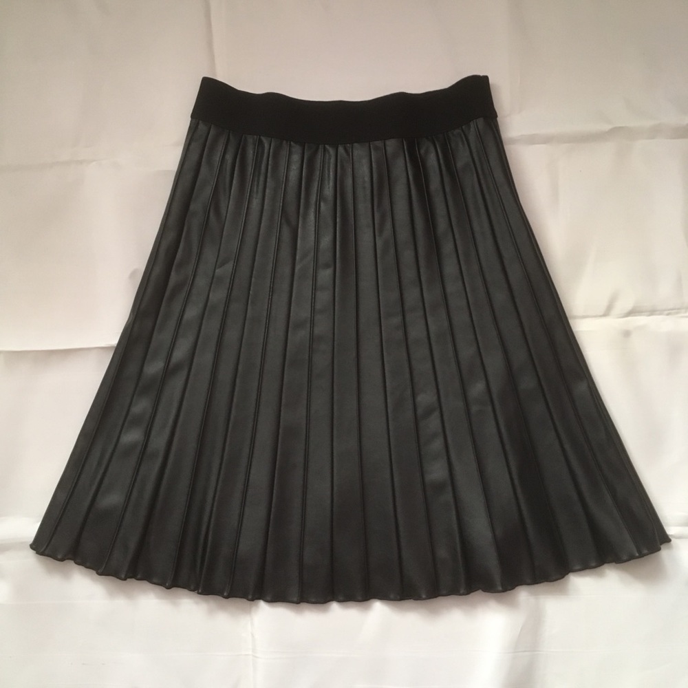 Alfani Black pleated vegan leather skirt size 4